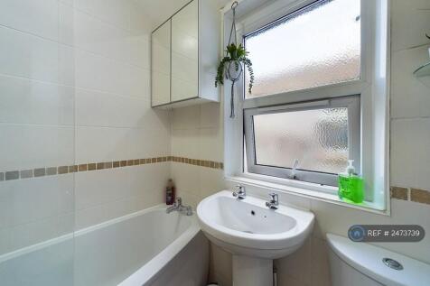Upstairs Shared Bathroom
