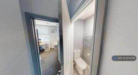Room 4 En-Suite Toilet And Bath