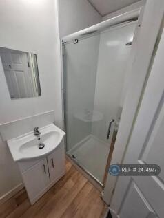 Room 6 Bathroom