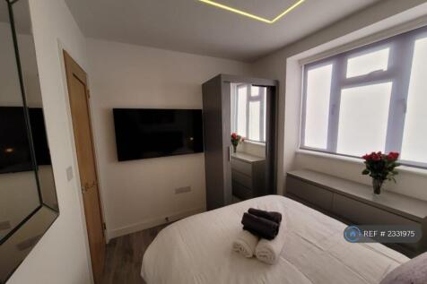 Master Double Bedroom With Ensuite Shower