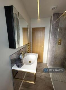 Main Bathroom / Shower Room