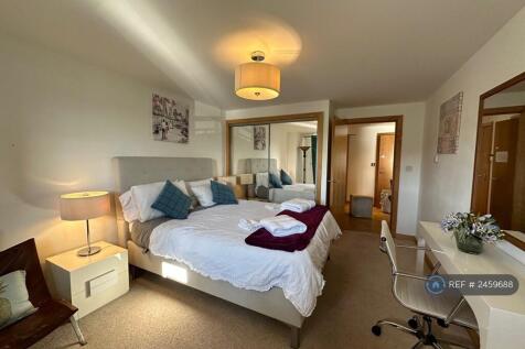 Bedroom 2 With King Bed 