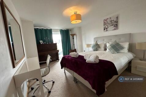 Bedroom 2 With King Bed And Piano 
