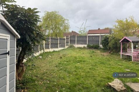 Large Garden With Shed