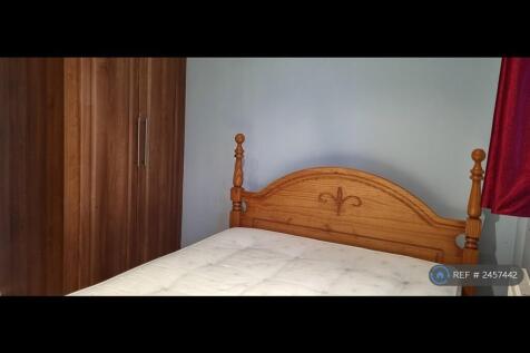 Bedroom 1 Double Bed &amp; Fitted Wardrobe