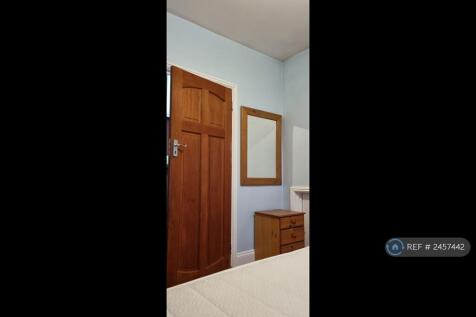 Bedroom 2 Mirror, Cabinet &amp; Extra Storage