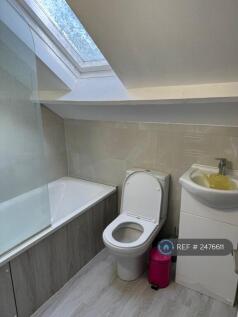 Top Floor Shared Bathroom 