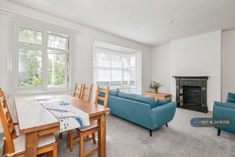 Large, Light-Filled Living &amp; Dining Area (30 Sq m)