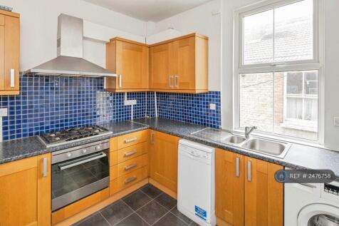 Stylish Eat-In Kitchen, Lots Of Storage &amp; Worktops