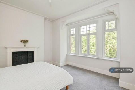 Huge Light-Filled Double Bedroom With Period Bay