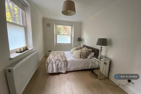 Large Bedroom With Built Wardrobe Space