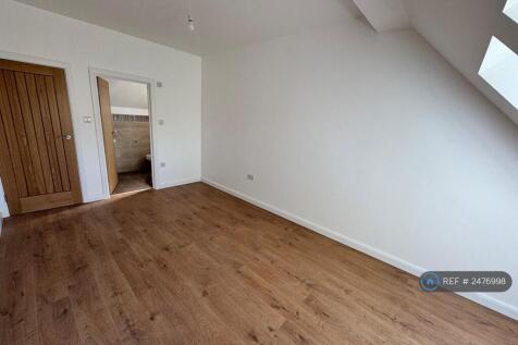 Bedroom 1 w/ En-Suite (Image 2)