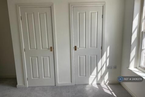 Bed 1 Wardrobes