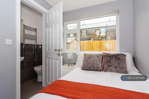 Light &amp; Spacious Room