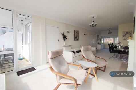 Living Room/Balcony