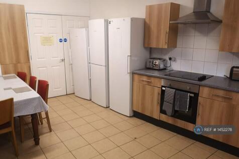 Huge Kitchen With 3 Fridge Freezers 
