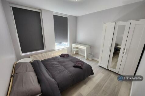Large Double Bedroom - Blackout Blinds