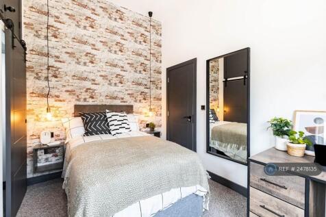 Room 1: Light, Bright Double En-Suite Room