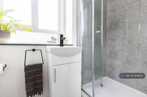 Room 1: Light, Bright Double En-Suite Room