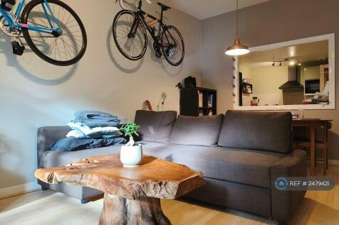 Lounge w/ Double Sofa Bed &#43; Storage