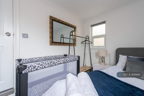  Bedroom1 With Baby Bed 