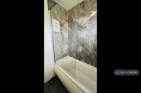 Upstairs Bathroom 