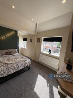 Beautiful Ensuite With Additional Drink Station!!