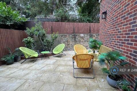 Outdoor Garden Space To Sit &amp; Relax