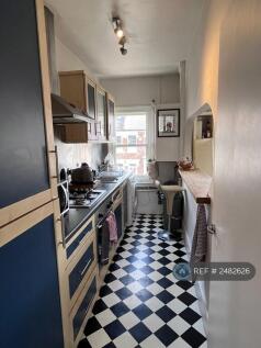 Kitchen: Fridge/Freezer, Hob/Oven &#43; Wash Machine