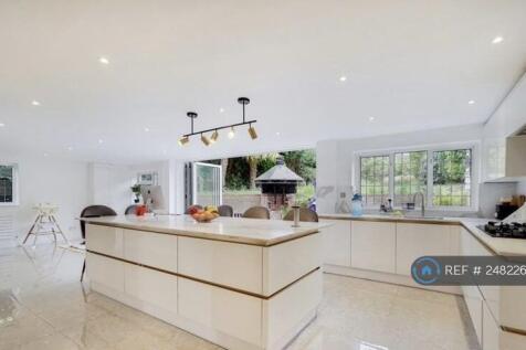 Communal Living &amp; Kitchen