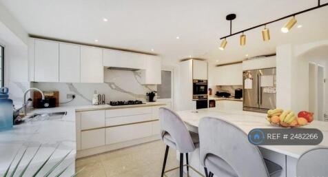 Communal Living &amp; Kitchen