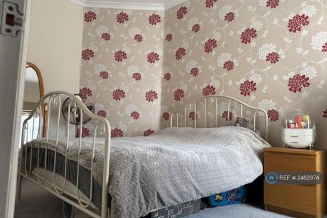 Middle Double Bedroom 