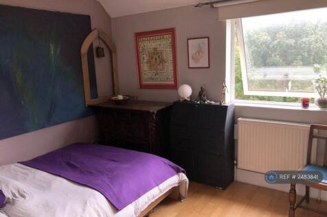 Quiet, Garden-Facing Bedroom
