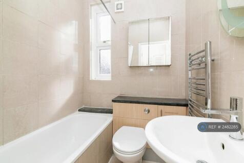 Bathroom/Porcelain Tiled/Modern Fixtures