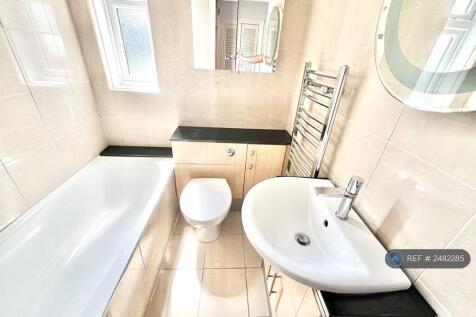 Bathroom/Granite &amp; Porcelain Tiled/Modern Fixtures