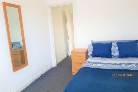 Ensuite Room b - Available Now