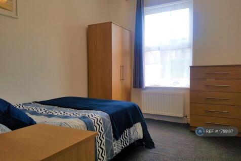 Ensuite Room b - Available Now