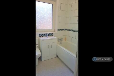 Room b - Ensuite With Bath &amp; Shower