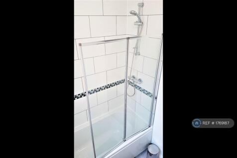 Room b - Ensuite With Bath &amp; Shower