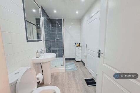 Master Bedroom Ensuite Bathroom