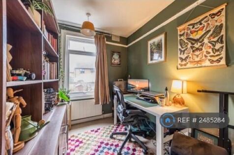 3rd Bedroom / Study 
