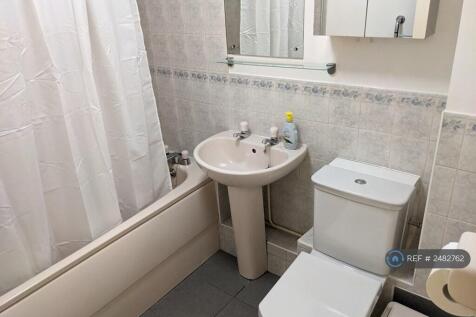 Bathroom (Photo 2)