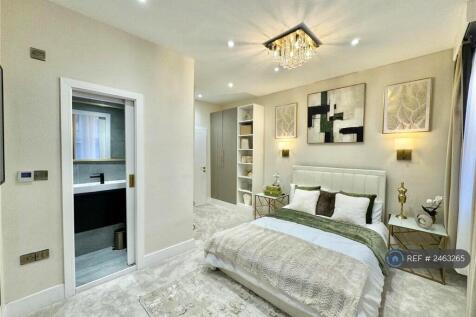 Main Double Bedroom 