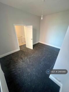 Middle Bedroom 