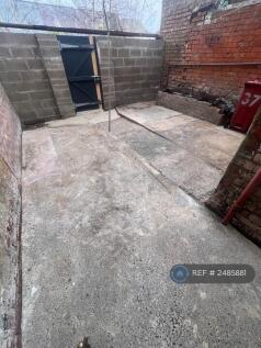 Large l Shaped Rear Yard