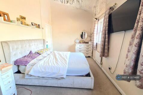Mainbedroom1