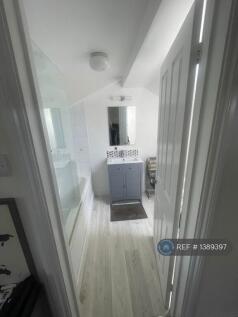 Loft En-Suite Bathroom 