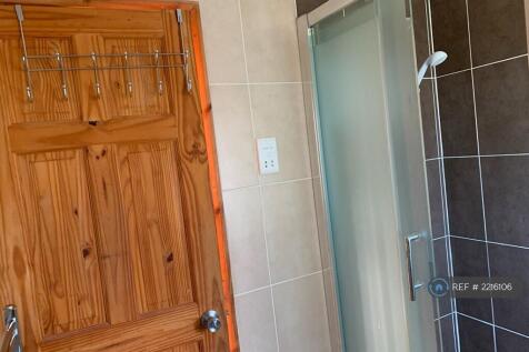 Upstairs Bathroom With Shower