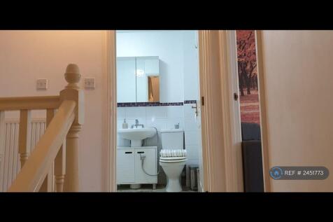 2nd Floor Family Bathroom