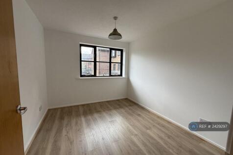 &#64;Nd Double Bedroom - Space For Hanging Clothes